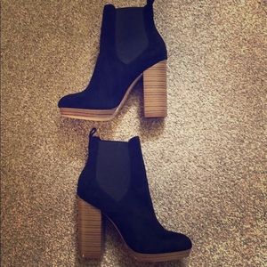 Black high heels boots